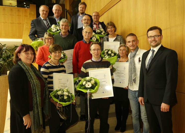 Die Vorsitzende des SSV Gütersloh Gabi Neumann (l.), der stellvertretende Vorsitzende Darius Jakubowski (2.v.r.) und der Landtagsabgeordnete Raphael Tigges (r.) mit den zwölf Geehrten. Die Vorsitzende des SSV Gütersloh Gabi Neumann (l.), der stellvertretende Vorsitzende Darius Jakubowski (2.v.r.) und der Landtagsabgeordnete Raphael Tigges (r.) mit den zwölf Geehrten.