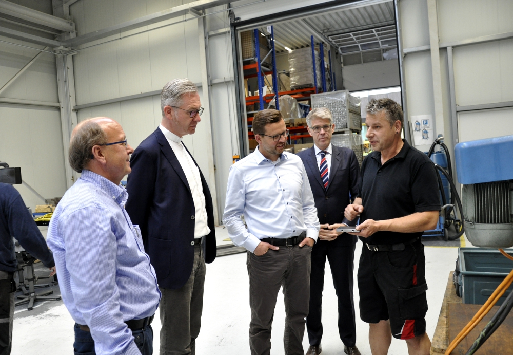 In der Metallwerkstatt des Wertkreises (v.l.): Mitglied der Geschäftsführung Heinrich Hermwille, Dr. Antonius Hamers, Landtagsabgeordneter Raphael Tigges, Dr. Thomas Weckelmann und Mike Gresser, Leiter der Werkstatt. In der Metallwerkstatt des Wertkreises (v.l.): Mitglied der Geschäftsführung Heinrich Hermwille, Dr. Antonius Hamers, Landtagsabgeordneter Raphael Tigges, Dr. Thomas Weckelmann und Mike Gresser, Leiter der Werkstatt.