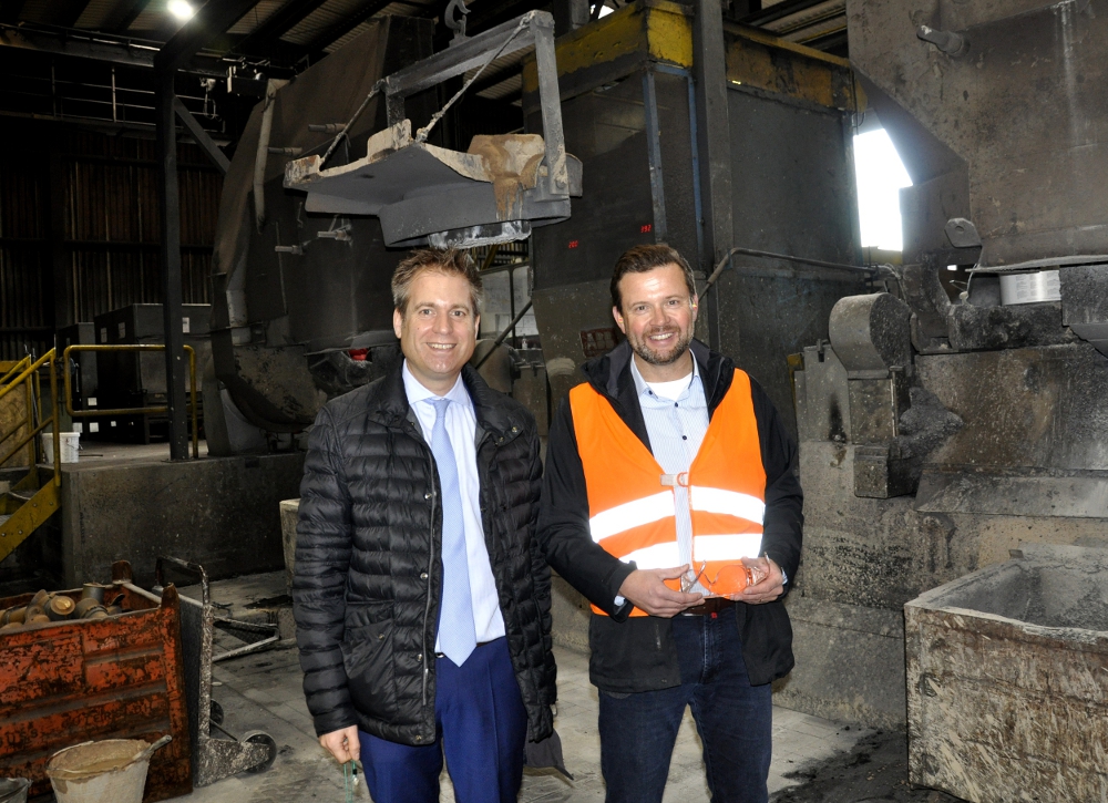 Der Landtagsabgeordnete Raphael Tigges (r.) mit Procast-Guss-Geschäftsführer Sebastian Sieber in der Gießerei des Unternehmens an der Brockhäger Straße in Gütersloh. Der Landtagsabgeordnete Raphael Tigges (r.) mit Procast-Guss-Geschäftsführer Sebastian Sieber in der Gießerei des Unternehmens an der Brockhäger Straße in Gütersloh.