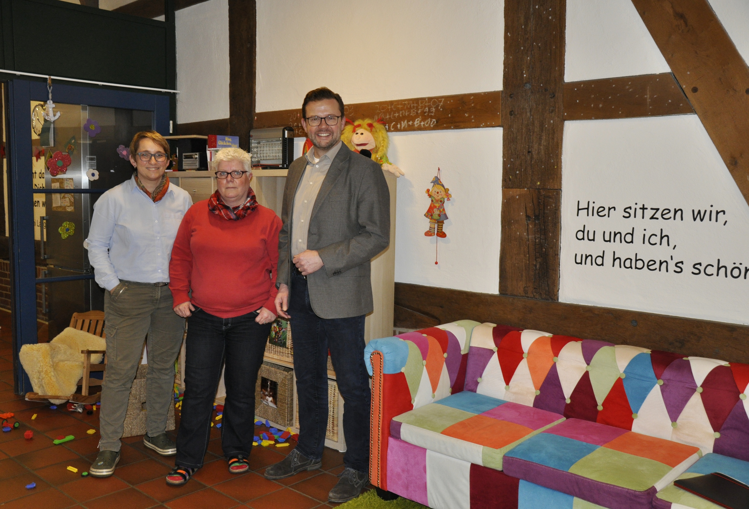 Vor dem bunten Sofa im großen Aufenthaltsraum des „Clarholzer Bullerbü“: Die Tagesmütter Monika Uerding und Petra Künert mit dem Landtagsabgeordneten Raphael Tigges (v.l.). Vor dem bunten Sofa im großen Aufenthaltsraum des „Clarholzer Bullerbü“: Die Tagesmütter Monika Uerding und Petra Künert mit dem Landtagsabgeordneten Raphael Tigges (v.l.).