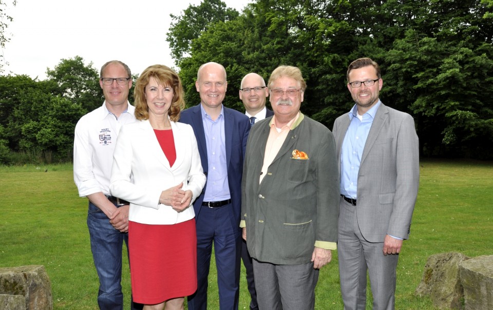 MIT-Vorstandsmitglieder mit den Gästen aus Land, Bund und Europa im Flussbett-Hotel in Gütersloh (v.l.): Tobias Lüffe-Baak, Dr. Martina Schwartz-Gehring, Ralph Brinkhaus MdB, Mathias Westerbarkei, Elmar Brok MdEP, und Raphael Tigges MdL. MIT-Vorstandsmitglieder mit den Gästen aus Land, Bund und Europa im Flussbett-Hotel in Gütersloh (v.l.): Tobias Lüffe-Baak, Dr. Martina Schwartz-Gehring, Ralph Brinkhaus MdB, Mathias Westerbarkei, Elmar Brok MdEP, und Raphael Tigges MdL.