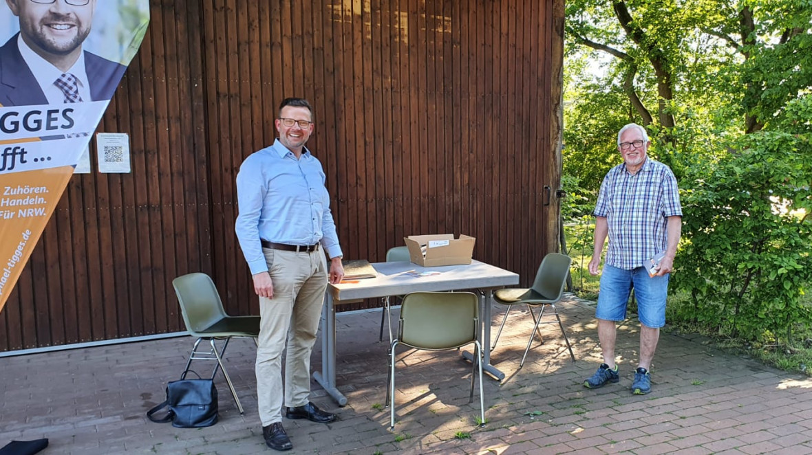 Wieder in Präsenz vor Ort (v.l.): Raphael Tigges und Hausverwalter Manfred Stöhr während der Sprechstunde vor dem Spexarder Bauernhaus. Wieder in Präsenz vor Ort (v.l.): Raphael Tigges und Hausverwalter Manfred Stöhr während der Sprechstunde vor dem Spexarder Bauernhaus.