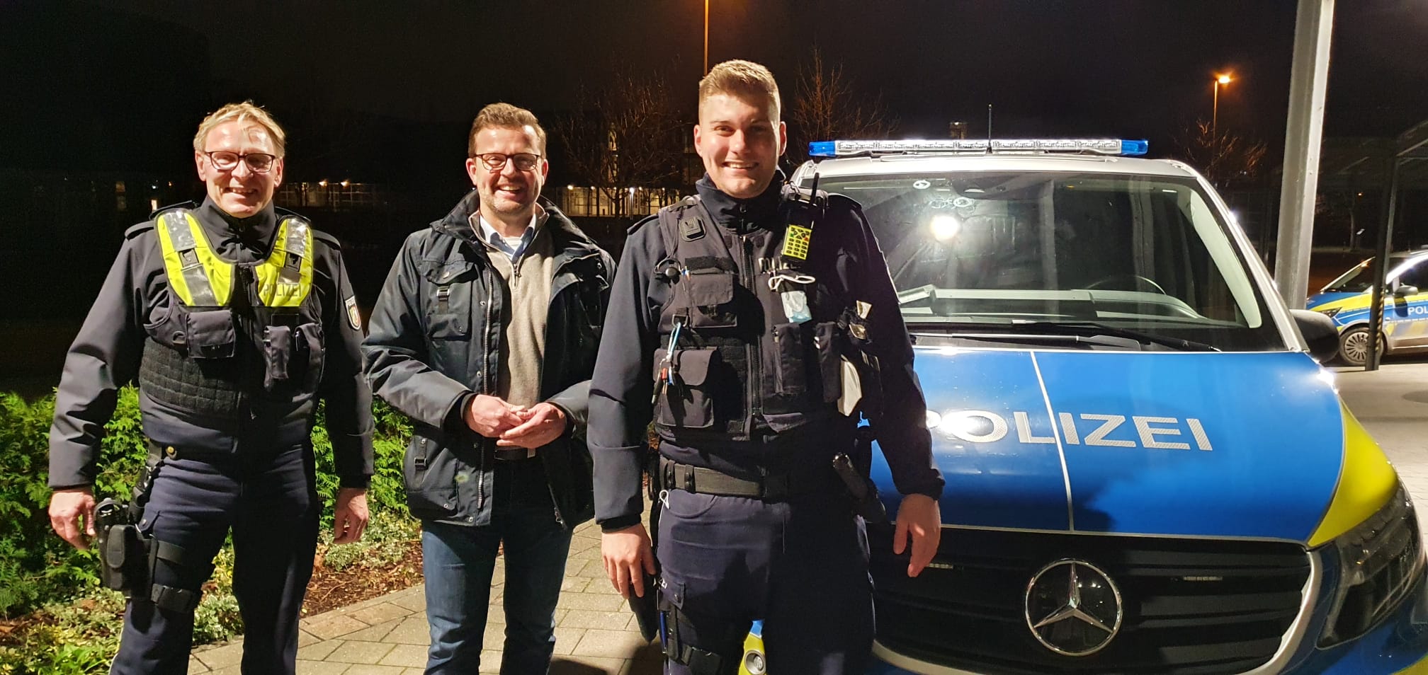 Gemeinsam auf Streife (v.l.): Erster Polizeihauptkommissar Jens Bohne, Wachleiter Gtersloh, der Landtagsabgeordnete Raphael Tigges und Polizeikommissar Yannic Klling.