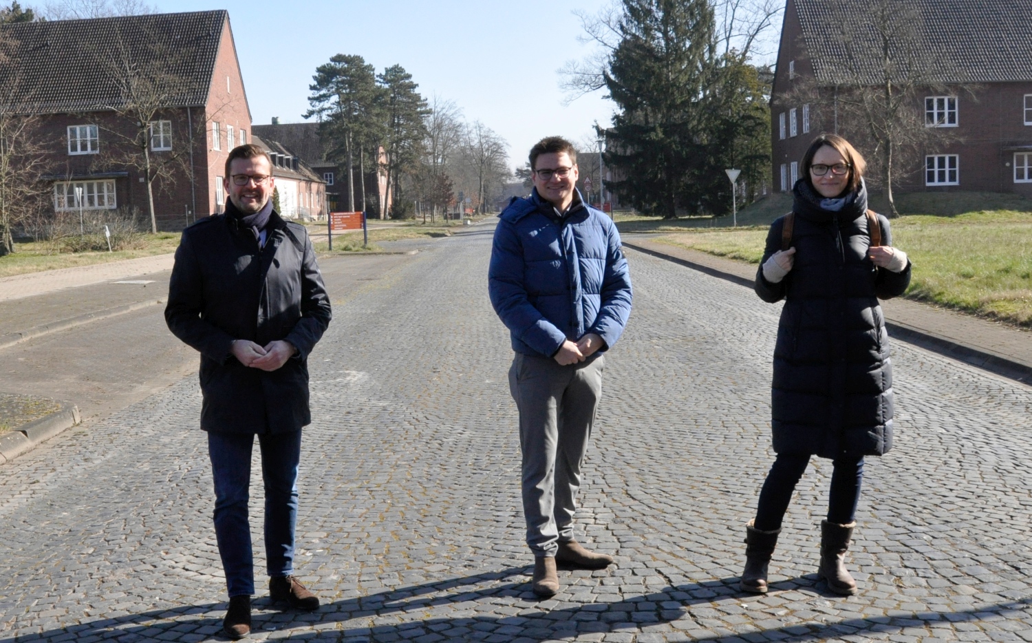 Raphael Tigges MdL, Niklas Reimer und Dr. Aleksandra Klofat auf dem Mansergh-Gelände.