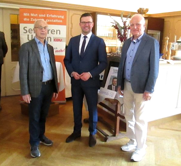 Der Landtagsabgeordnete Raphael Tigges (Mitte) mit dem SU-Vorsitzenden Dr. Siegfried Kosubek (l.) und dem stellvertretenden Vorsitzenden Klaus-Jürgen Streck (r.).
